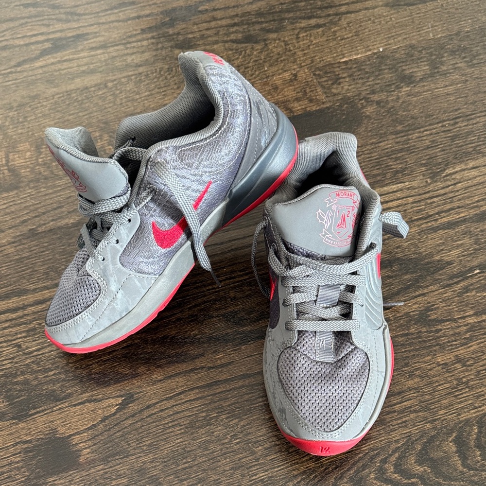 Nike Basketball Kids Sneakers in Gray with red Accents LIKE NEW